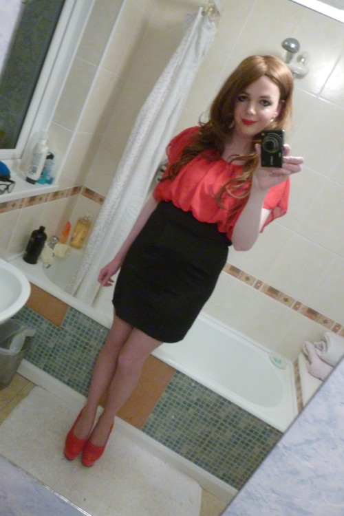 lucy-cd:  Pictures  This dress looks amazing with red heels, love it <3