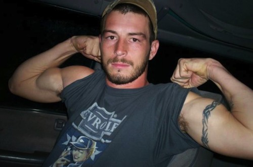 realmenstink:  REDNECK HOTTIE SHOWS OFF HIS GUNS & PITS…….SNIFF SNIFF !!!