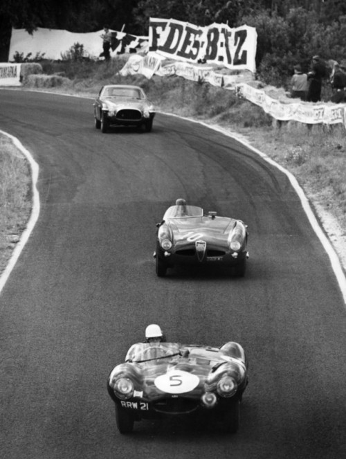 Michael Head in his Jaguar D-Type leads John Kvarnström’s Alfa Romeo Disco Volante at the Swedish Gr