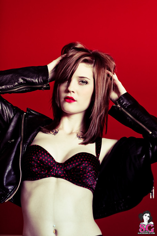 levee-suicide:  [SG] Levee - Sullen Girl 