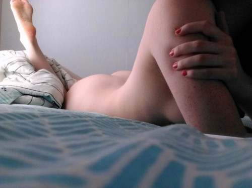 hellolittle-red:  yet another lazy naked day. 