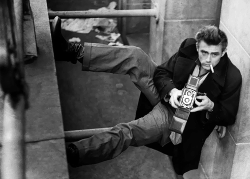  James Dean photographed by Roy Schatt, NYC,