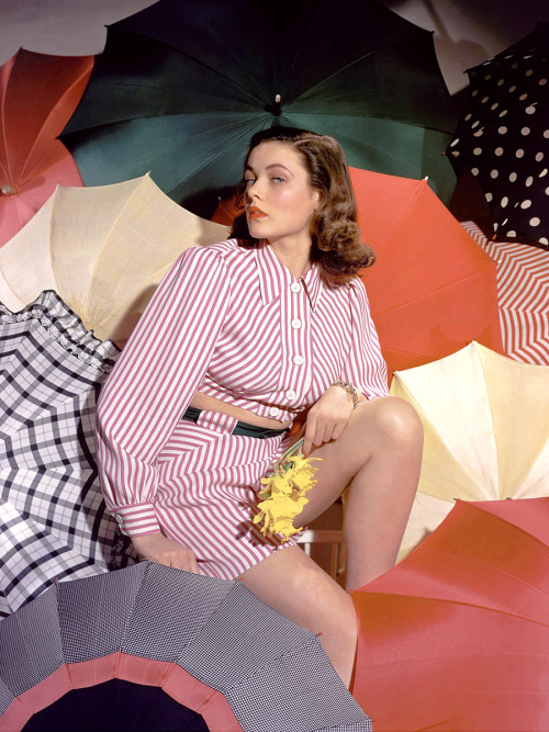 Gene Tierney / photo by Horst P. Horst for Vogue, May 1940.