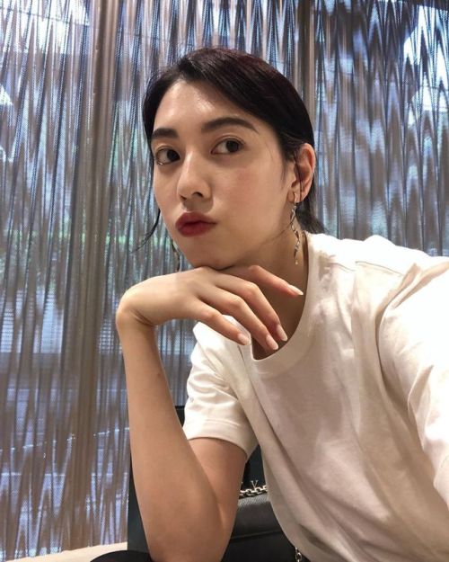 三吉彩花さんはInstagramを利用しています:「흠흠 雨やだね。」