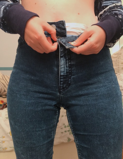 bbabybbear:Besides the epic waistband peaking over these high-rise jeans, could you tell I was wearing a soaking preschool underneath?  Only from behind 😋
