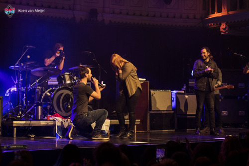 This couple got engaged at last night’s You Me At Six show in Amsterdam and it was so CUTE. Congrats