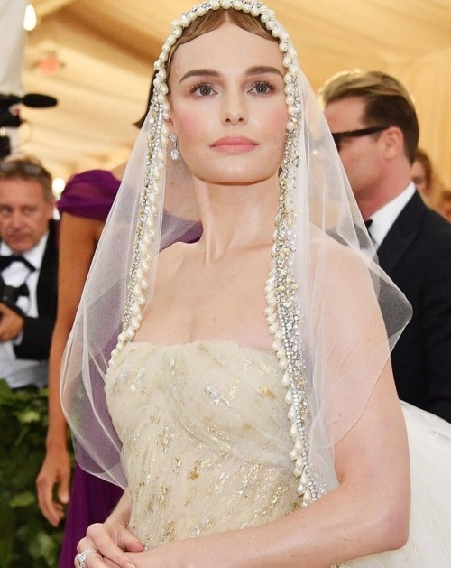 js-official:2018 MET GALA: BEST HEADPIECES, ACCESSORIES AND BEAUTY LOOKS! (PART 1)