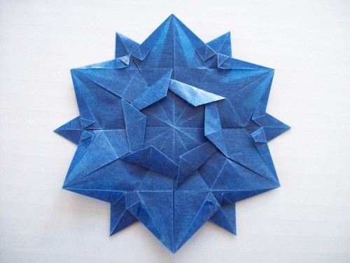 “Snowflake” designed by Dáša Ševerová.Folded by Annalisa on a hexagon cut from a 20 cm square of gla