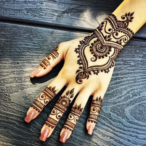 girly-things-by-zoe: lashkaraa:  Henna by Ontario based henna artist, Divya Patel.  girly-thi