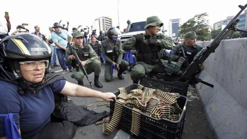 enrique262:Protesters and National Guard defectors stand guard together in Caracas, during the ongoi