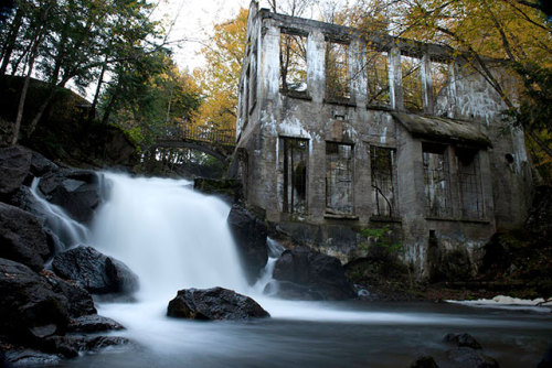 Porn Pics mandiieee:  Abandoned Places… Makes you