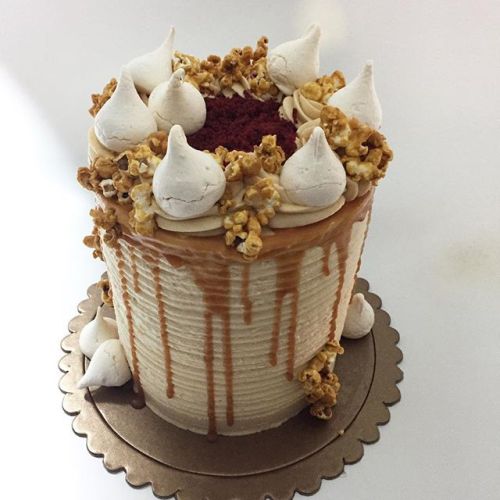 honeyssweetblog: Did you know we make 6-inch (3-layer) cakes now? #honeyscupcakes #lagos #nigeria #w