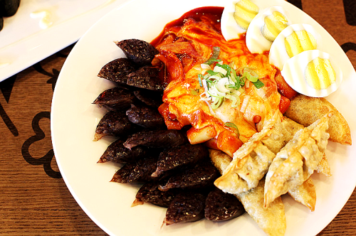 순대 + 떡볶이 + 만두 SOONDAE, DDUKBOKKI, MANDOO @ School Food, a South Korean chain focusing on food studen