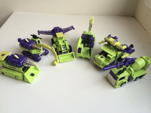 The bottom of the box holds a treat - the entire Constructicon team, combining to form the classic D