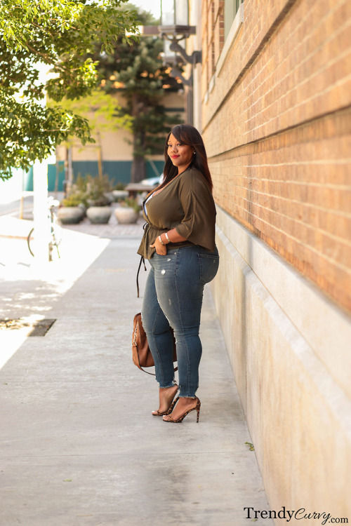 Fitting InOutfit details on TrendyCurvy.comPhotographer: Steve Suavemente