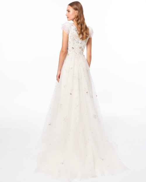 designerbridalroom: This fairytale Jenny Packham wedding dress is adorned with delicate multicolour 