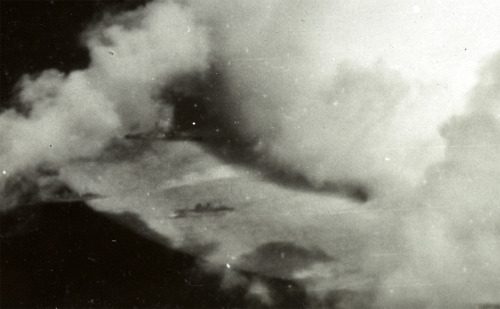 scanzen:Watch those ships obliterating.Operation Crossroads, Bikini Atoll, July 1946.source: Li