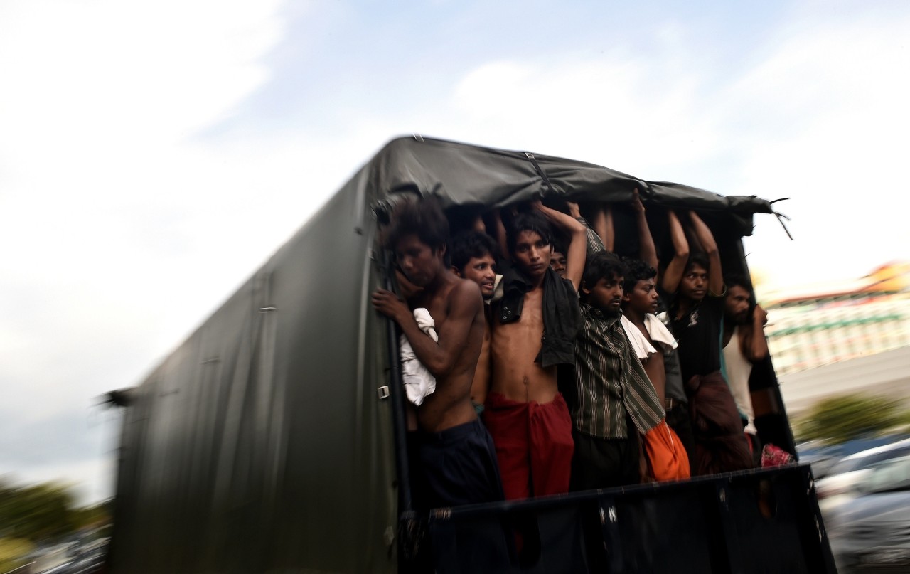 Rescatan a 2.000 inmigrantes frente a las costas de Malasia e Indonesia
Venían de Myanmar y Bangladesh. Unas 1.400 personas fueron rescatadas hoy y se suman a las 600 de ayer. Fueron abandonados por traficantes de personas en los barcos en los que se...