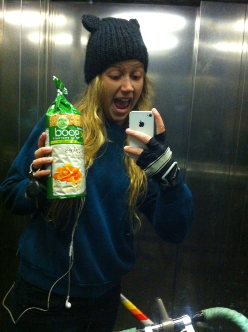 yesceleste:  fitted everything but rice cakes in to my backpack. had to indicate left whilst clutchi