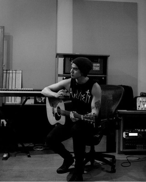 Calum + Guitar