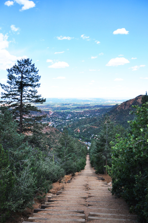 liladymountain:  minhfinntravels:  The Stairway to Heaven  The Manitou Incline Manitou Springs, Colorado Constructed in the early 20th century, the Manitou Incline was originally meant for cable cars to haul materials up Pike’s Peak to build pipelines.