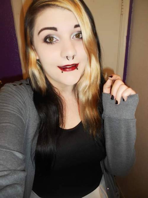 jennaygump611:  I’m awkward and don’t know how to smile.