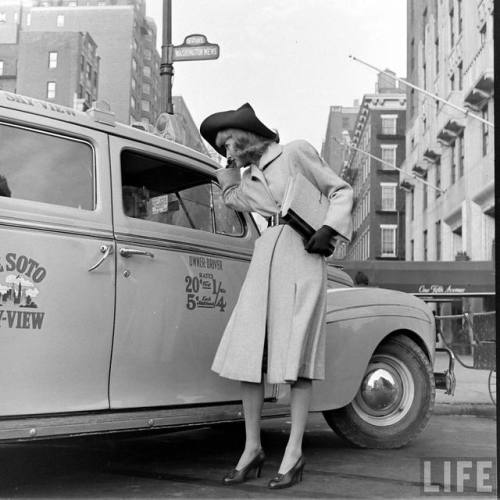 Spring coat(Nina Leen. 1942?)