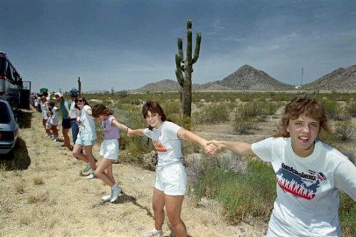 80sretroelectro:Hands Across America - on May 25th, 1986 more than 5 million Americans held hands to