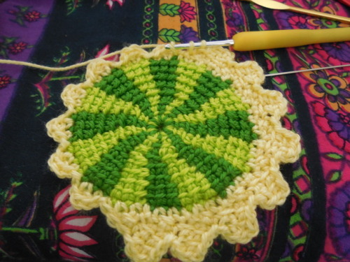 i kind of end up trying new projects this week… There is a dahlia entrelac pattern by gourmet