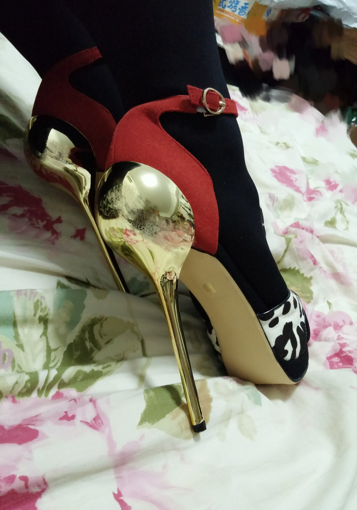 julia-sen:  This golden here is my favorite, looked so sexy ~ isn’t it?
