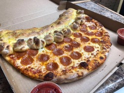 food-porn-diary:  The Trifecta (pizza/calzone/garlic knots) (4032x3024)