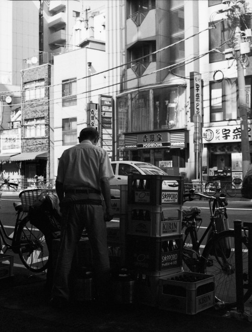 A bar owner and his employee sorting beer in the streets of Ginza, Tokyo, 2015 ig: thepeakofnormal