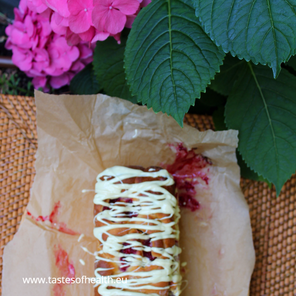 Raspberry Cake Chocolate
If you would like to bring back memories from summer, try this cake with a perfect balance of sweetness and sourness.
The recipe by Tastes of Health