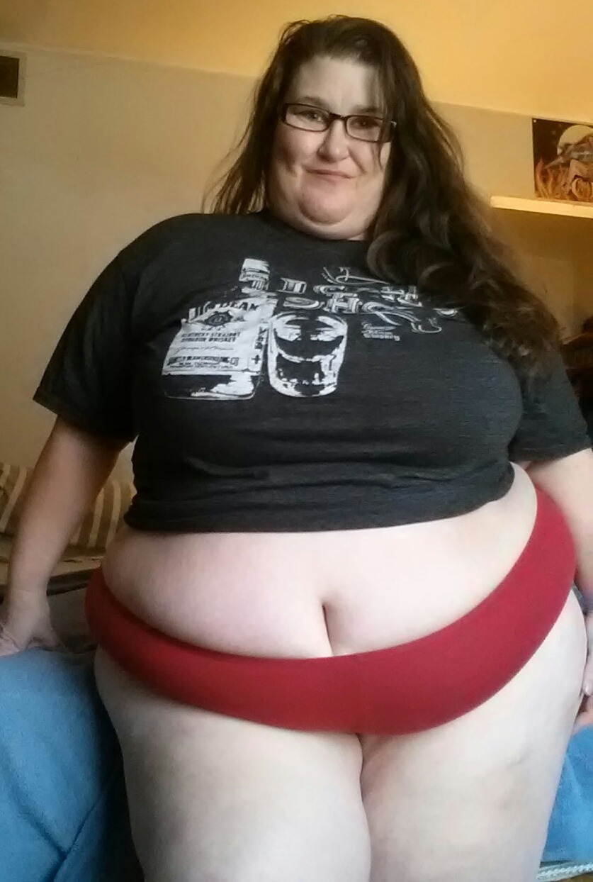 wickedlywenchy:  Bad hair and big belly  Looking hot