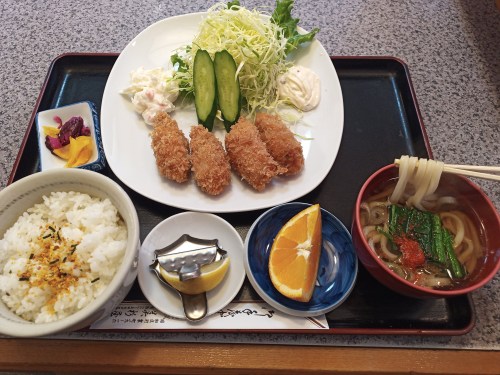 昭和区村雲町の、めん処 美杉屋で、カキフライ定食、1,020円也。お味噌汁を 変更して貰ったミニうどん、とても美味しい。Deep fried oysters meals set with udon n