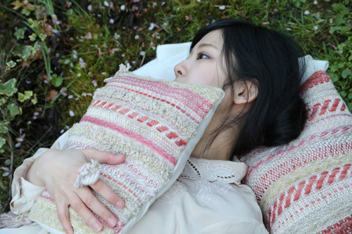 Cushions and accessories using natural dyed handwoven textile inspired by animal organs草木染めの織物を使用したク