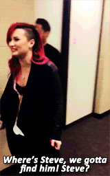 midnightchaser:  bemynightingale: Where’s Steve??! #tourpranks (x)  Omg Steve haha 