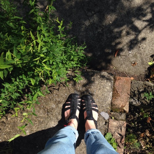 chili-jesson:  feet, bad tattoos and a cute top 