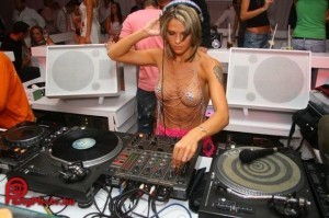 djauribus:  OMG! Niki Belucci, Hungarian #pornstar DJ. (#SashaGrey isn’t the only one…)   