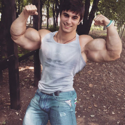 doug48stuff:  boysbulgesnbiceps:my big brother is hot huge boi!