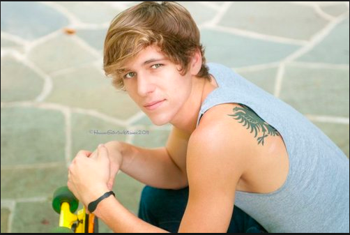 Jace with short hair.As if we needed more proof that he is a copy of Hayden V.