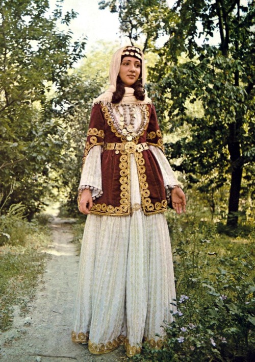 Armenian women from Artvin in 1912Armenian taraz (national costume) of Shamakh (19th c.)Armenian tar