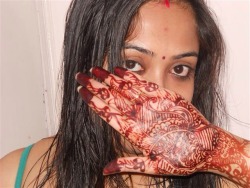 prythm:  Newly wed Bhabhi from Kanpur showing her Mehndi…