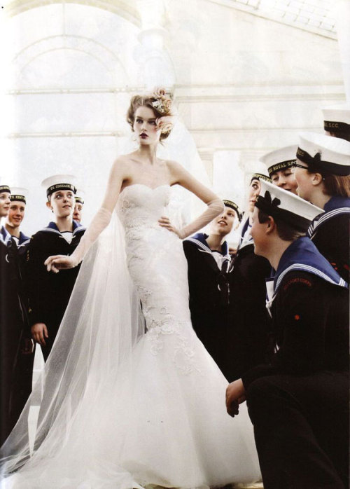 luxe-calme-et-volupte:  Kirsi Pyrhonen by Mario Testino for Vogue UK (May 2011). Marchesa dress. 