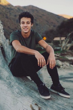 camerondallasupdates:  @camerondallas: 👽 Photo by @bryanteslava http://t.co/H0JhTjwdj5 