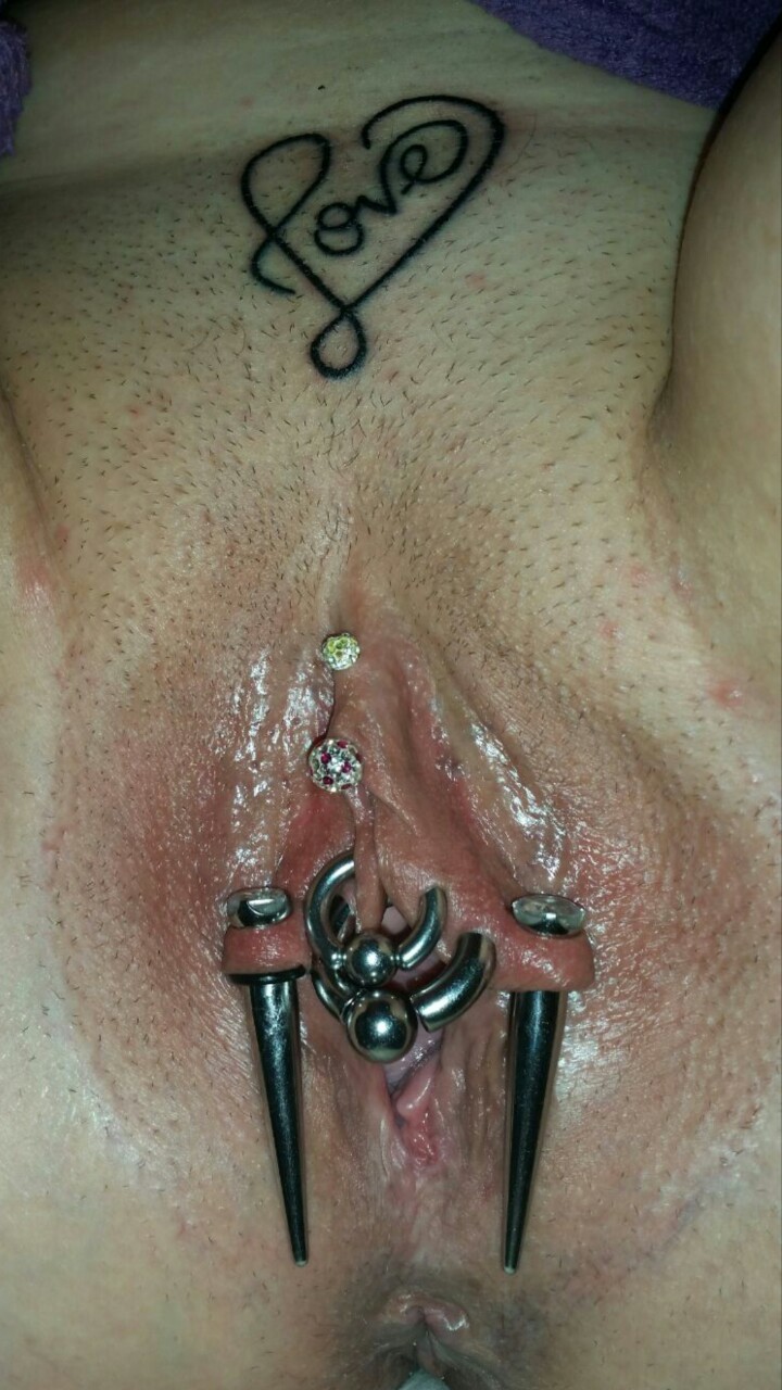 pussymodsgaloreShe has a VCH piercing with a decorative curved barbell, and she has