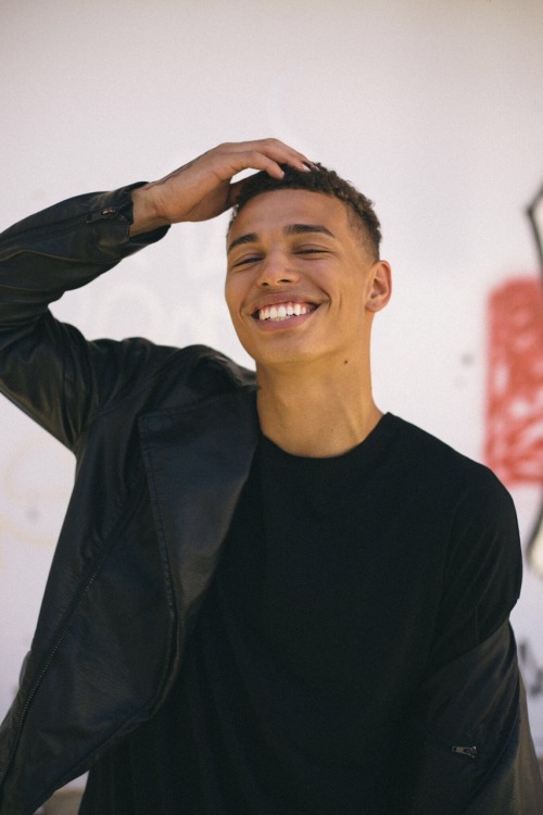 torontomami:dshaepeee:  Smile, it’s healthy…😊😊😊😊😊😊  Fuck me, it’s healthy…😊😊😊😊😊😊