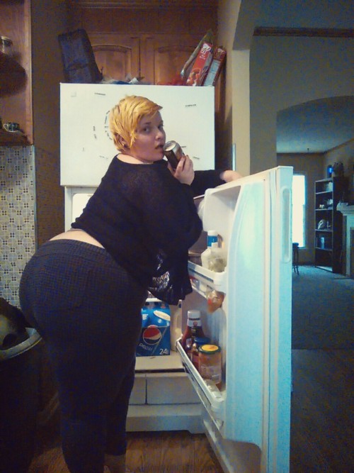 rollsofdestiny:  I love my fridge ❤🍕🍷🍝🍲 #NoMakeup #FreshlyShowered 