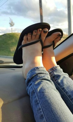 sweetcandytoes:Dashboard flipflop feet!