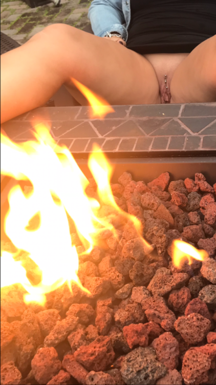 hotwife-elizabeth:Warming up her pussy. !!!